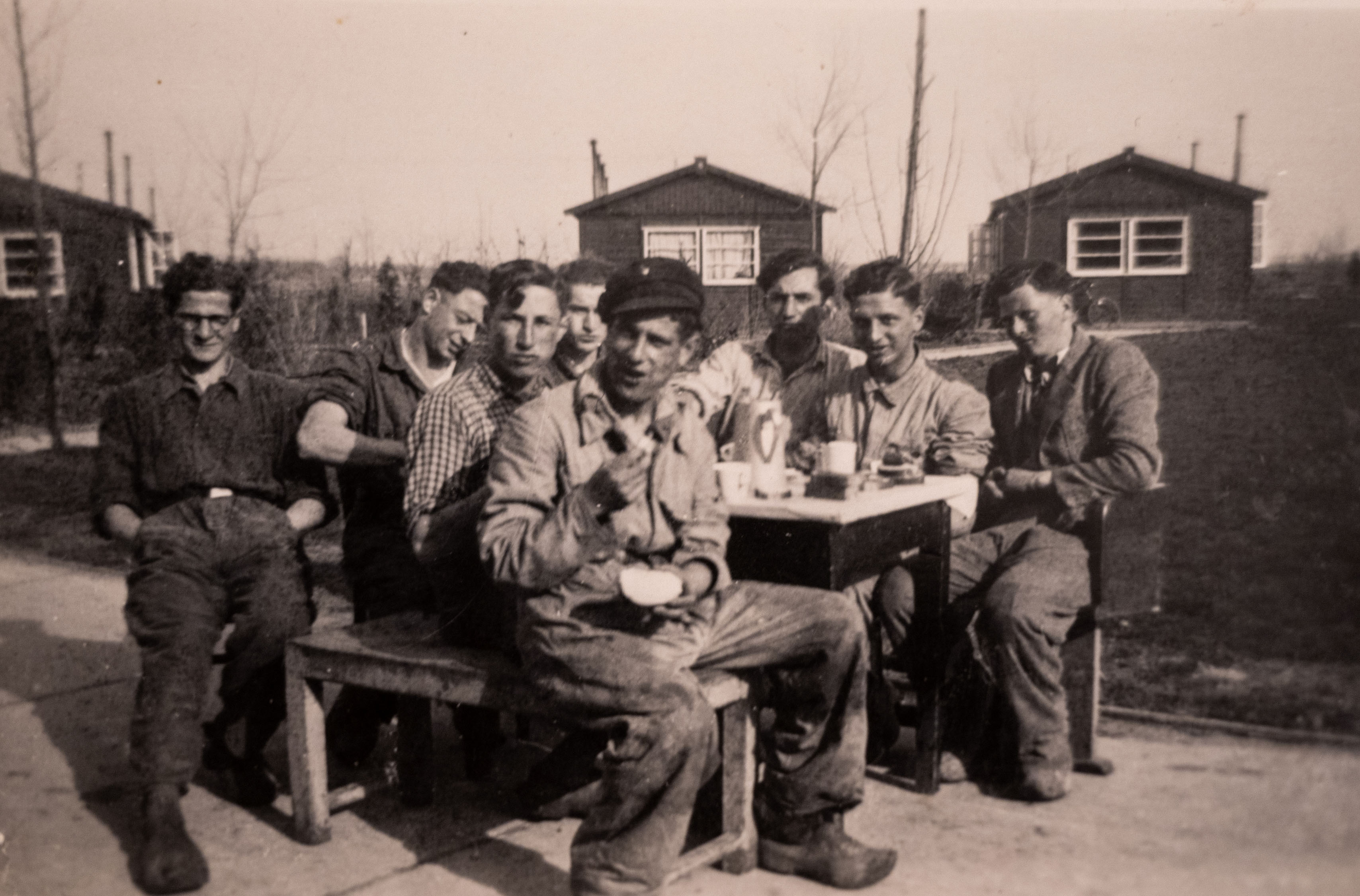 Lunchen in het Werkdorp. Gerhard in het midden